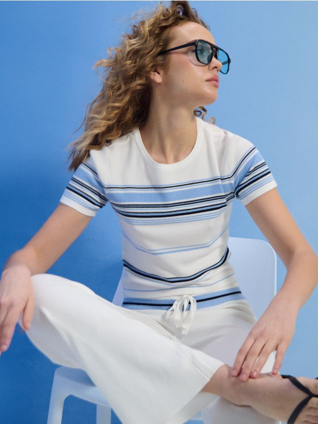 Sinsay - Bluză tricotată reiată cu mânecă scurtă - crem