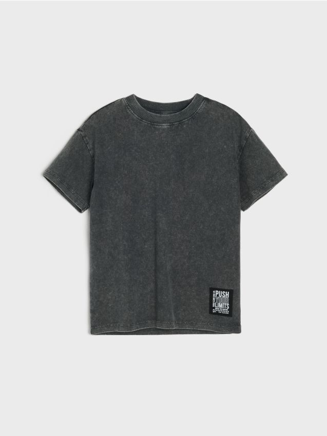 Sinsay - Tricou din bumbac loose fit cu efect prespălat și emblemă aplicată - negru-antracit