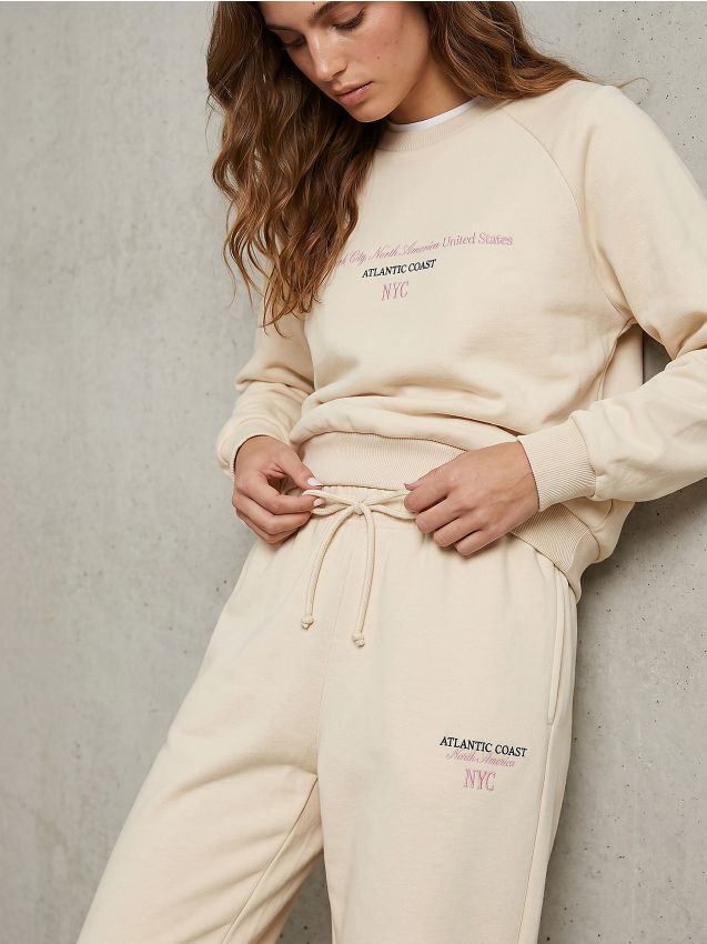 Sinsay - Pantaloni regular jogger fleece cu inscripție brodată NYC - nude