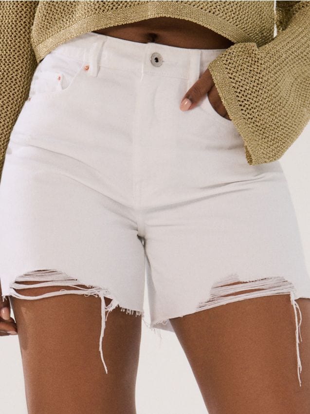 Sinsay - Szorty bermudy jeansowe z przetarciami - biały