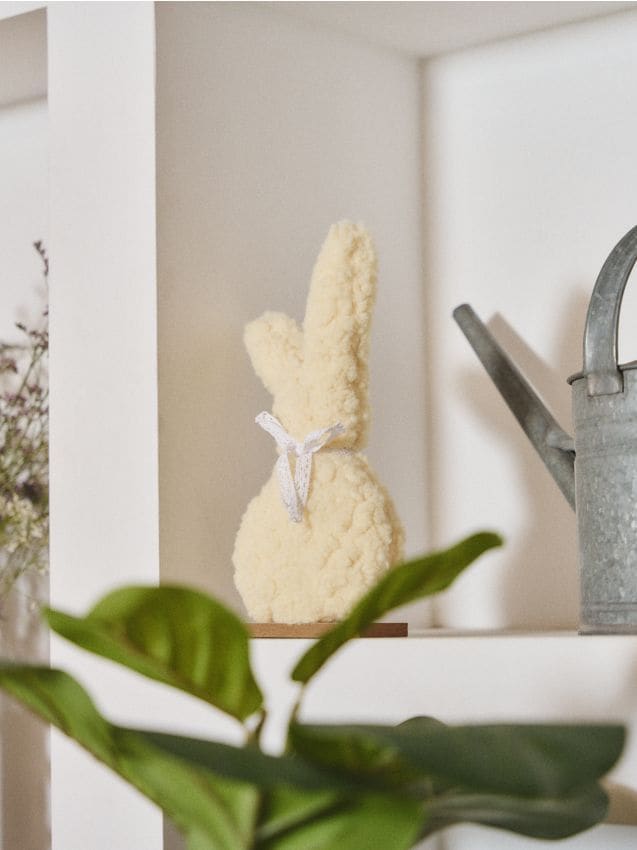 Sinsay - Decorațiune de Paște în picioare în formă de iepuraș - galben-deschis