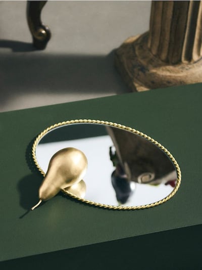 Lustro w złotej ramie