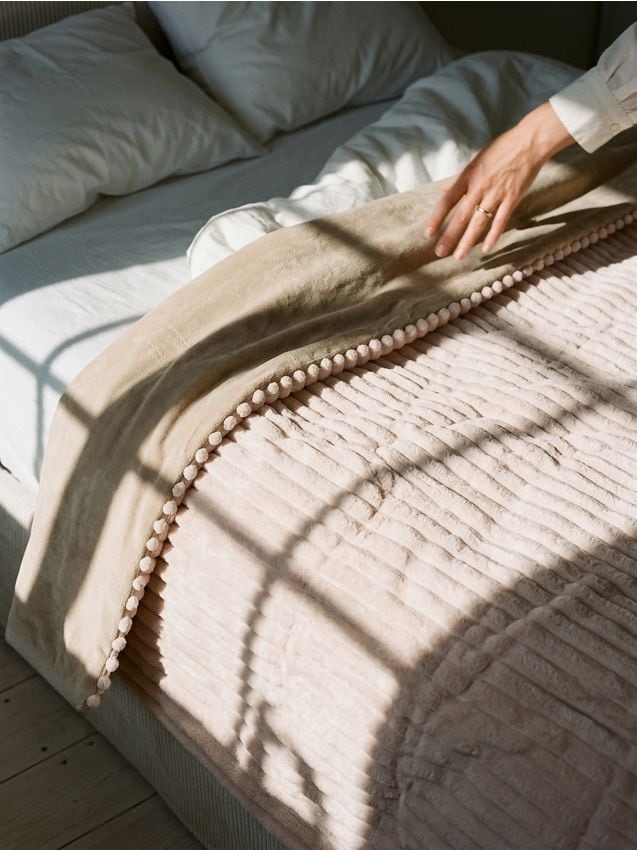 Sinsay - Cuvertură matlasată pentru pat - nude