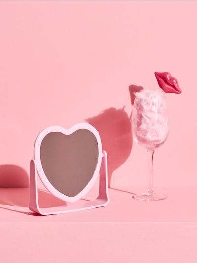 Südamekujuline peegel