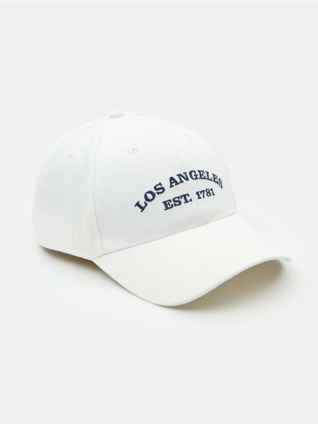 Sinsay - Șapcă cu cozoroc și inscripție brodată Los Angeles - alb