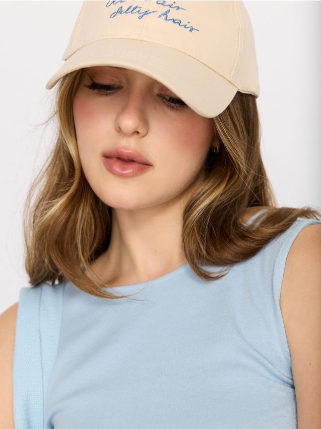 Sinsay - Șapcă cu cozoroc și inscripție brodată Ocean Air Salty Hair - gri deschis