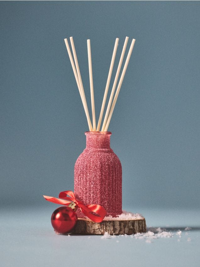Sinsay - Difuzor parfumat de Crăciun cu bețișoare și efect de zahăr Sweet Berry - mov