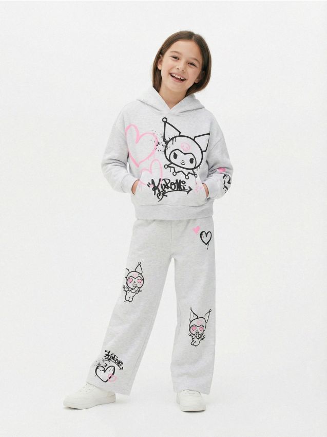 Sinsay - Spodnie dresowe wide leg z nadrukiem Kuromi - szary