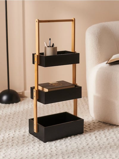 Troslojna samostojeća polica sa bambus okvirom