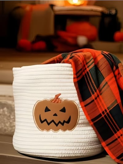 Halloweeni motiiviga hoiukorv