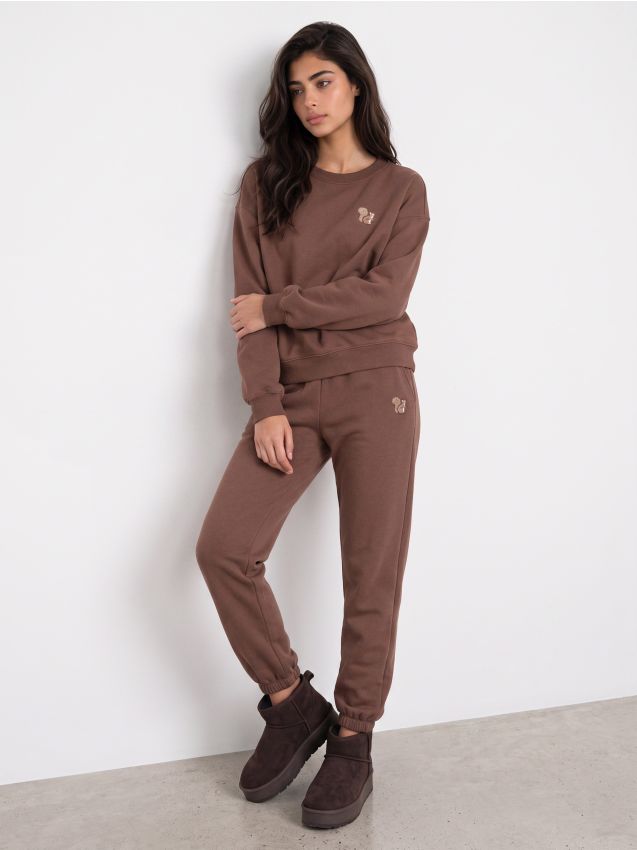 Sinsay - Joggere din material sport cu urs brodat - cafeniu