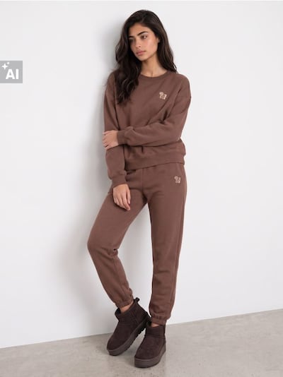 Trenirka jogger hlače z izvezeno veverico
