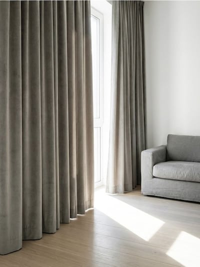 Jednolita zasłona na taśmie z welurowym wykończeniem