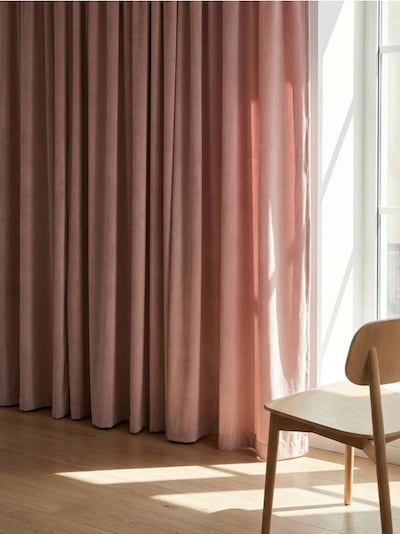 Einfarbiger Vorhang mit Kräuselband und Veloursoberfläche