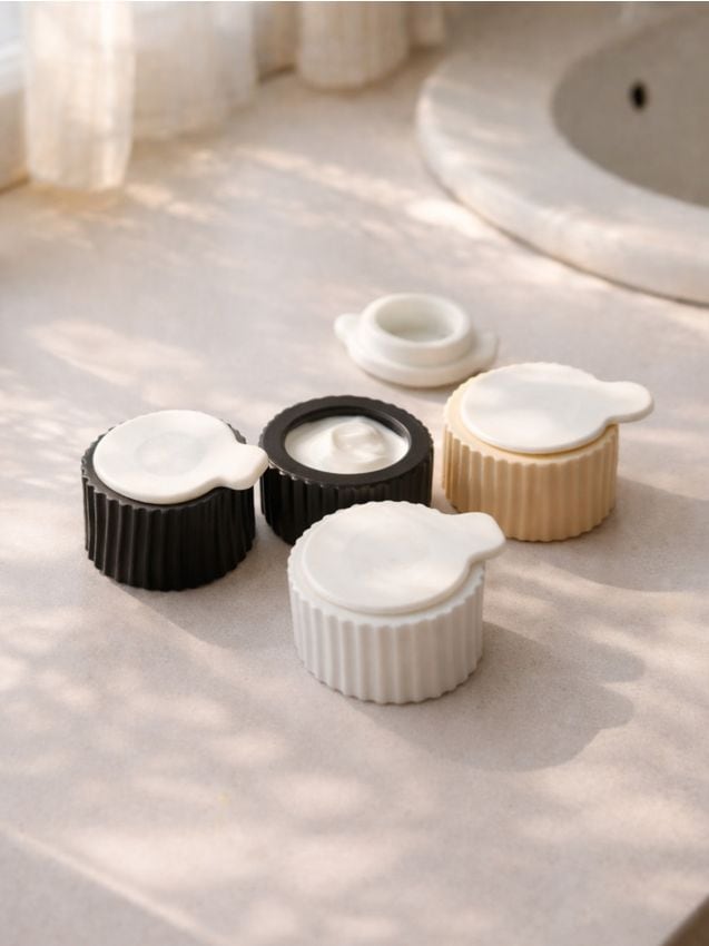 Sinsay - Set de 4 dozatoare cosmetice pentru voiaj - multicolor