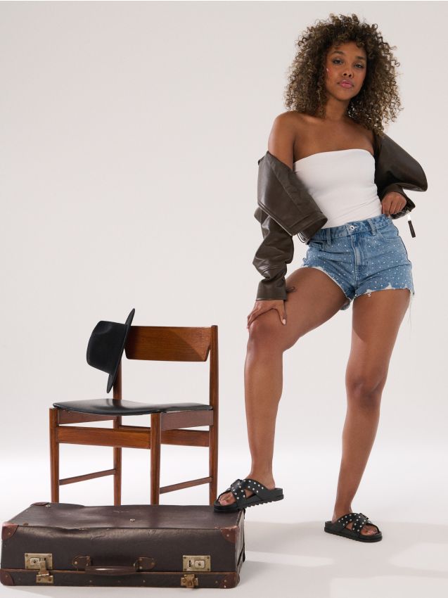 Sinsay - Szorty jeansowe z surowymi nogawkami i cyrkoniami - niebieski