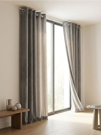 Jednolita zasłona na przelotkach z welurowym wykończeniem