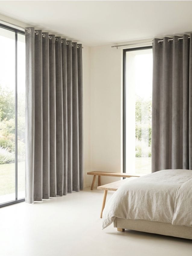 Sinsay - Draperie uni cu inele și finisaj velurat - gri-neutru