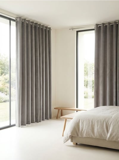 Jednolita zasłona na przelotkach z welurowym wykończeniem