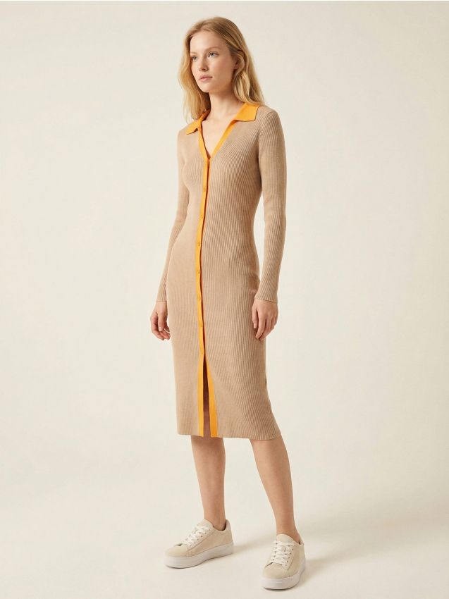 Sinsay - Rochie tricotată reiată cu guler și vâscoză - bej