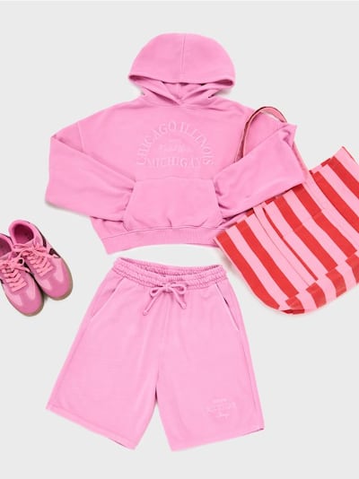 Pulover s kapuco in vezenjem