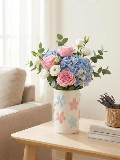 Керамічна ваза з квітами