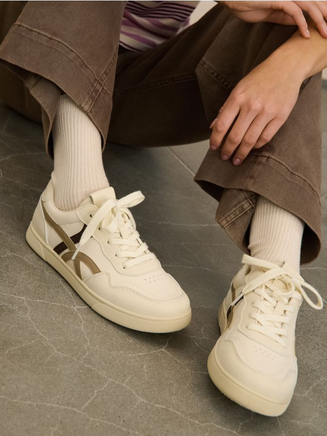 Sinsay - Adidași din imitație de piele cu inserție decorativă - nude