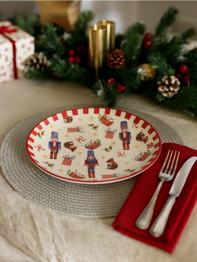 Sinsay - Vianočný keramický tanier s motívom luskáčika - biela