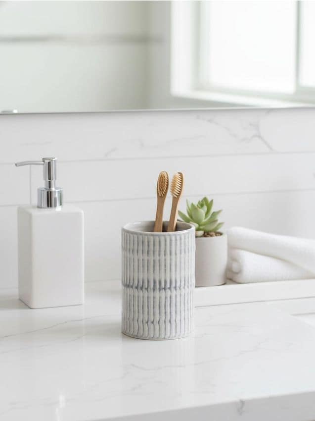 Sinsay - Suport ceramic pentru periuțe de dinți cu striații verticale - gri deschis