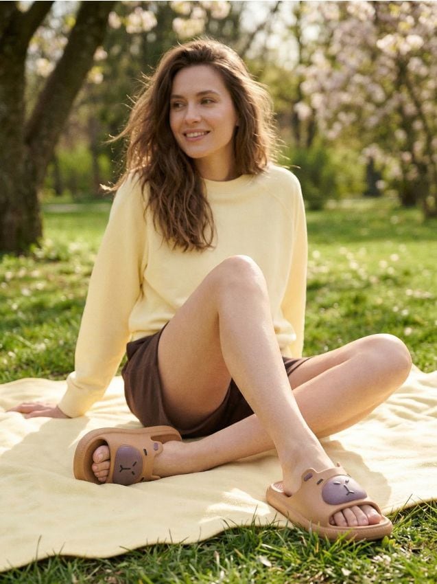 Sinsay - Papuci din spumă cu motiv capibara - bej