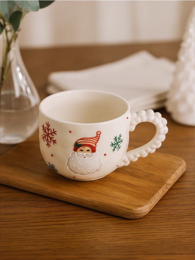 Sinsay - Cană ceramică de Crăciun cu motiv Moș Crăciun - alb