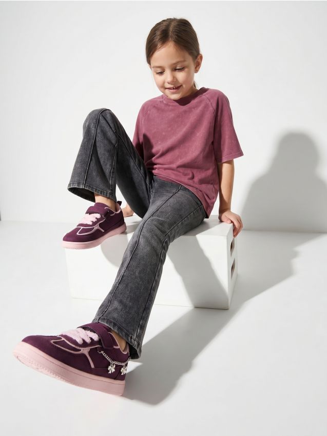 Sinsay - Sneakers din imitație de piele întoarsă cu lanț decorativ - bordo