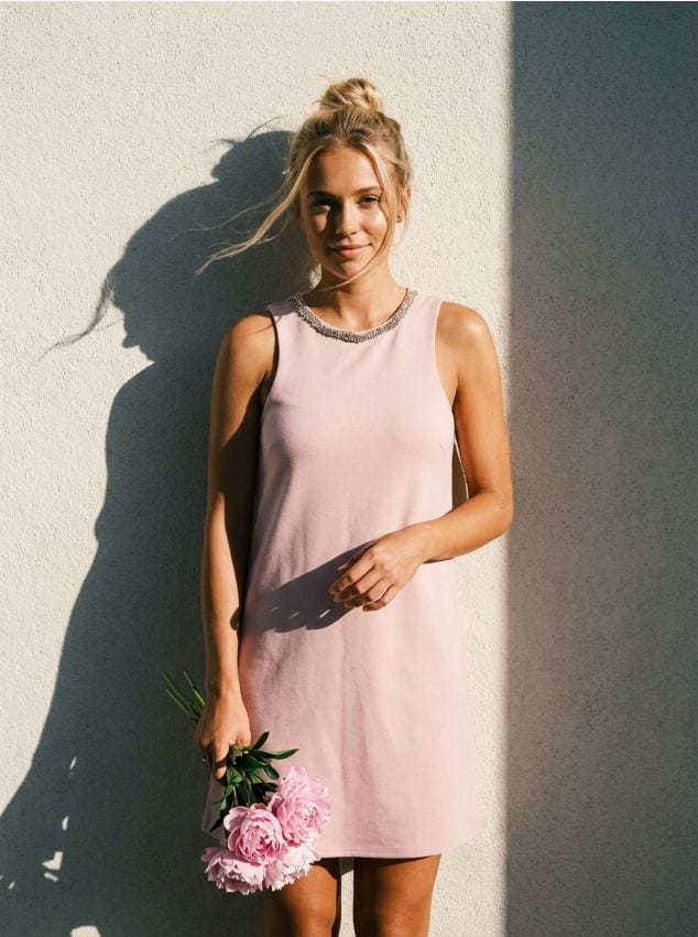 Sinsay - Sukienka mini z ozdobnymi dżetami przy dekolcie - różowy