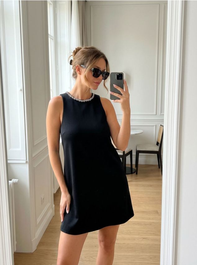 Sinsay - Sukienka mini z ozdobnymi dżetami przy dekolcie - czarny