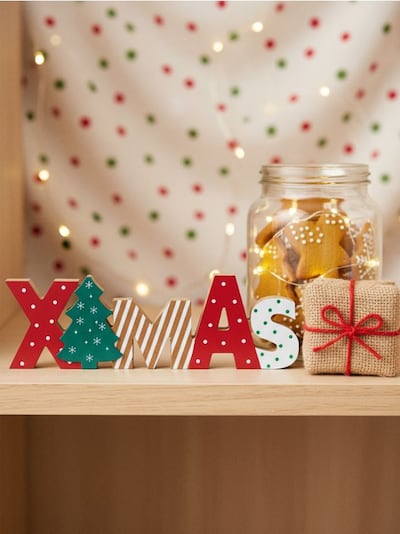 Božićna dekoracija „XMAS“ sa jelkom