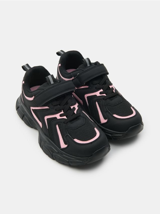 Sinsay - Sneakers cu plasă și elemente reflectorizante - negru