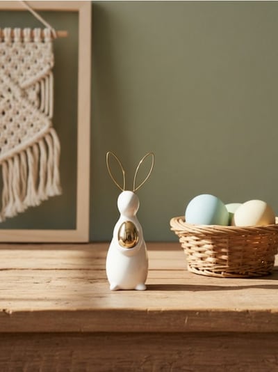 Uskrsna figurica zeca s jajem