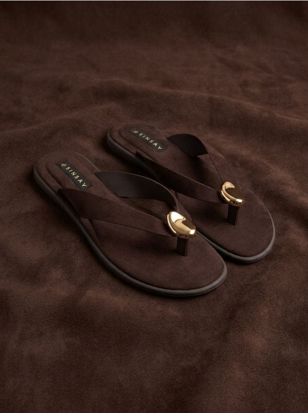 Sinsay - Șlapi tip flip-flop cu detaliu decorativ auriu - maro-închis