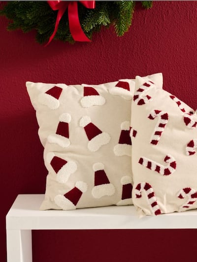 Різдвяна подушка з вишитими шапками Санти