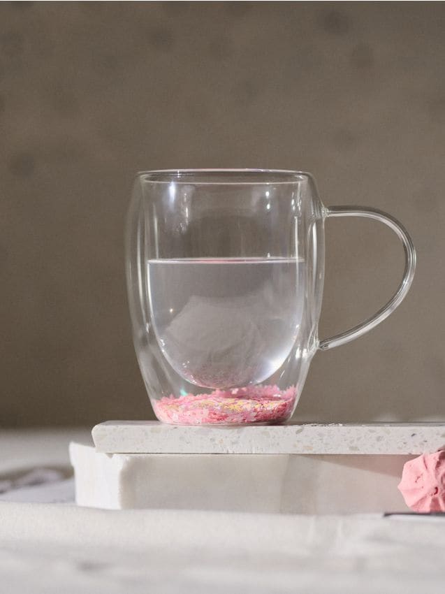 Sinsay - Cană din sticlă cu fund dublu și particule decorative - multicolor