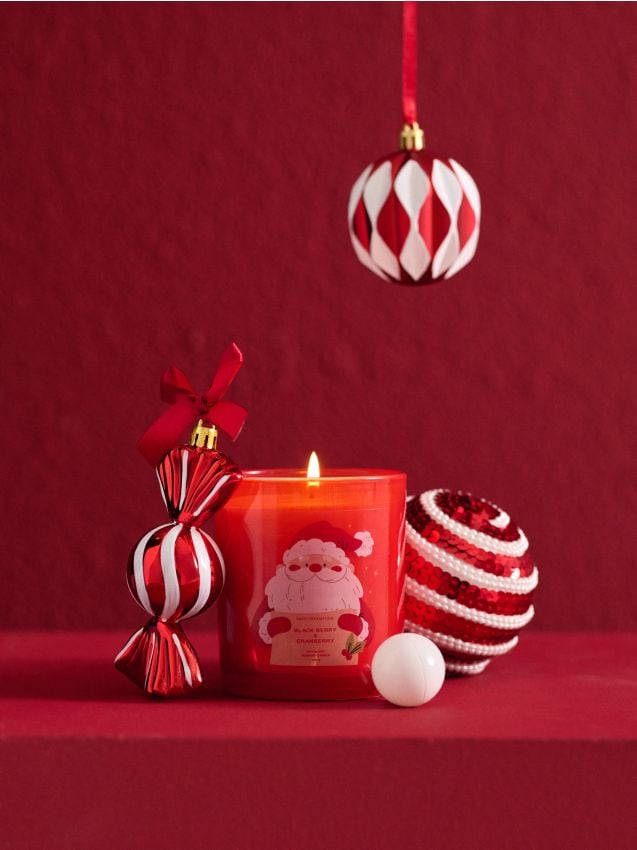 Sinsay - Vianočná vonná sviečka Black Berry & Cranberry - červená
