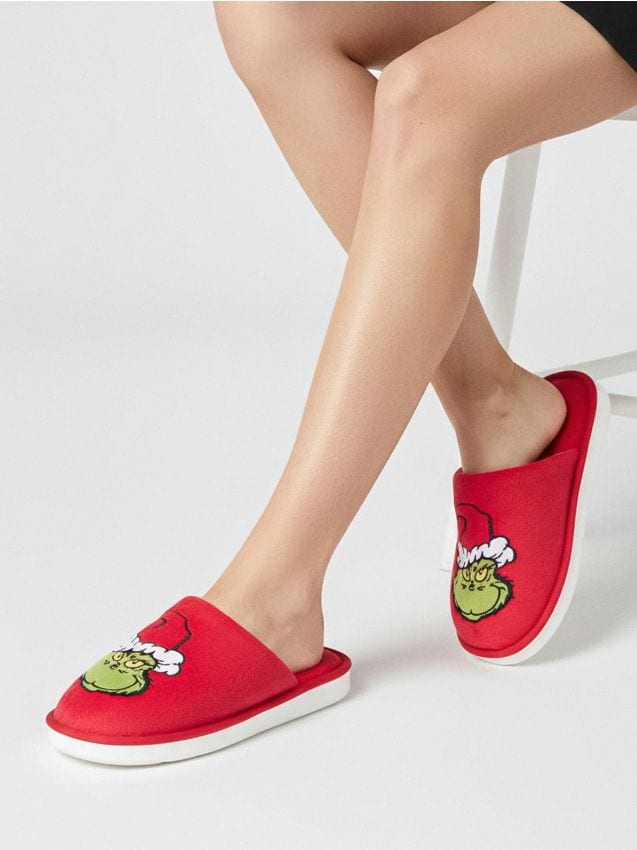 Sinsay - Teplé papuče s vianočným motívom Grinch - červená