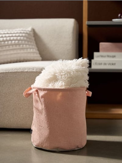 Laopink korgiga lillemustriga