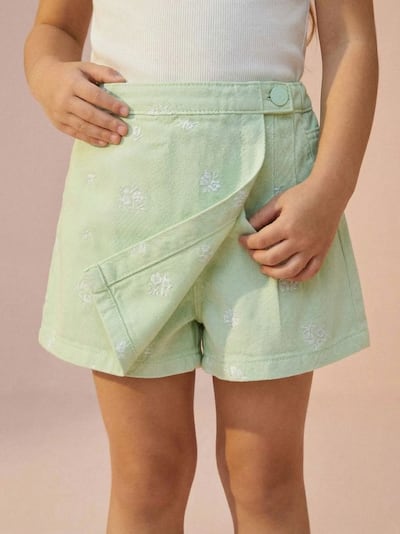 Φούστα-σορτς με κεντημένο λουλουδάτο μοτίβο