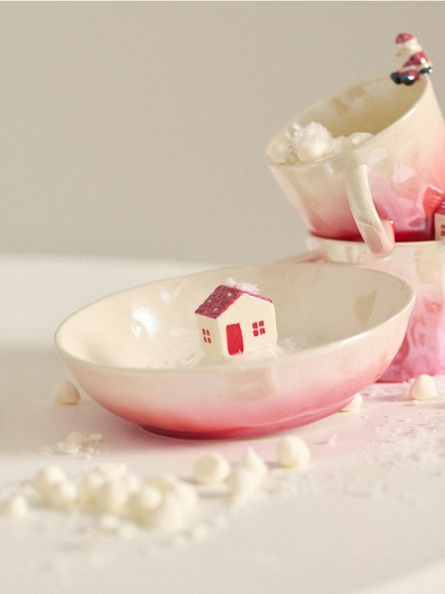 Sinsay - Vianočná keramická miska s figúrkou domu - pastelová ružová
