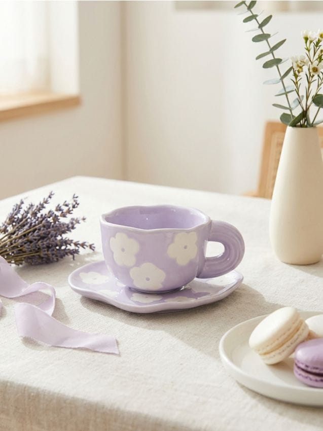 Sinsay - Ceașcă și farfurioară din ceramică cu motiv floral și formă neregulată - lavand