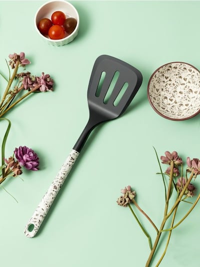 Łopatka kuchenna z ozdobną rączką