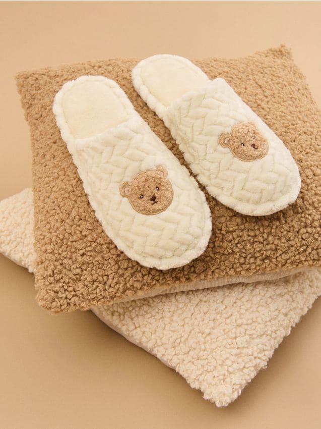 Sinsay - Papuci moi cu aplicație ursuleț - crem