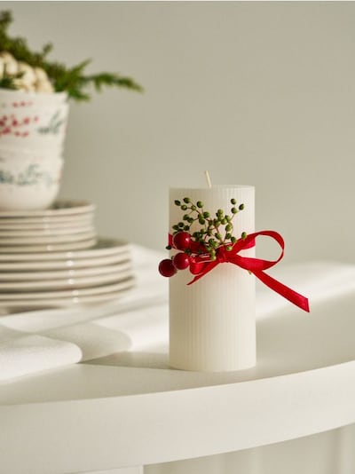 Świeca dekoracyjna w świątecznym stylu