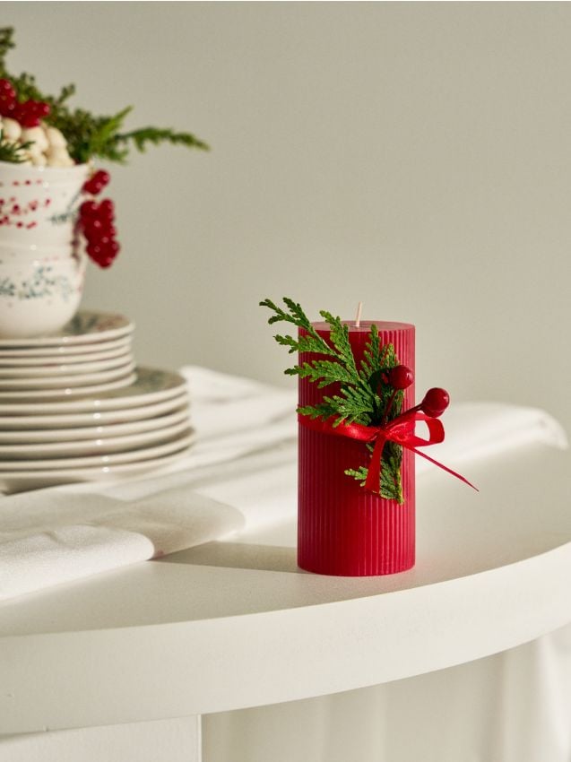 Sinsay - Dekoračná sviečka v vianočnom štýle - červená